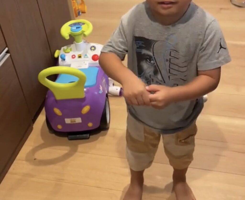 マカトンサインをしている男の子