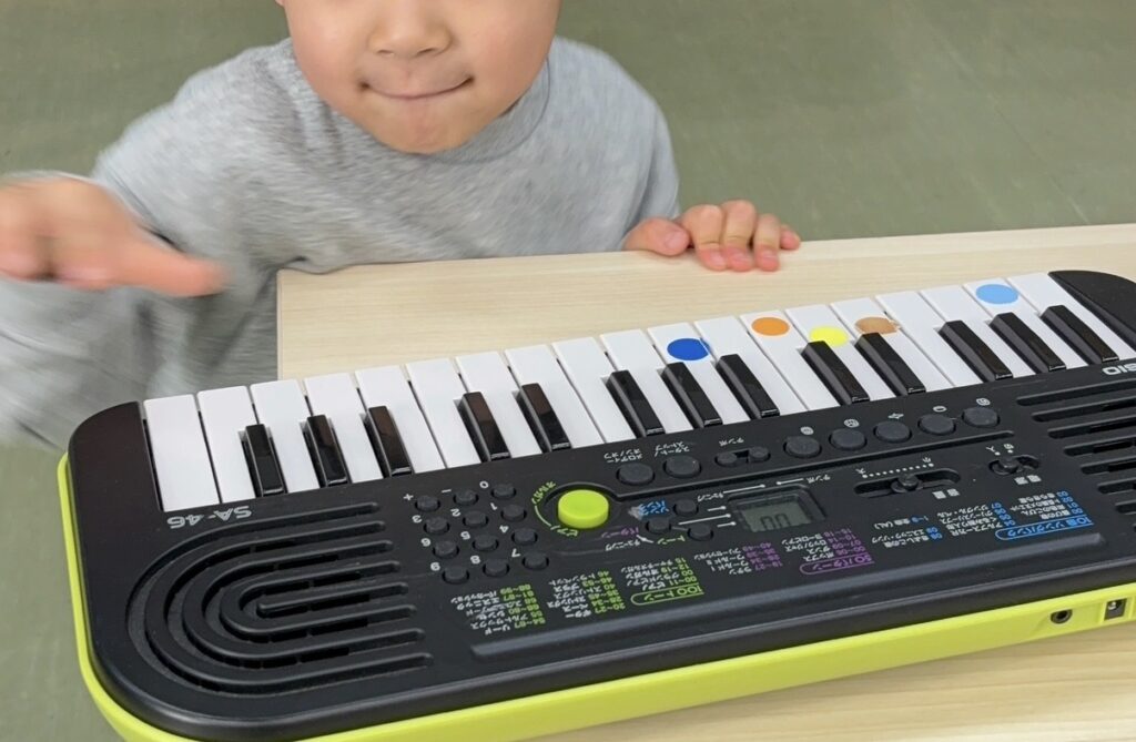 ピアノを弾く男の子